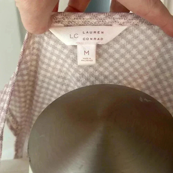 Size M Lauren Conrad ruffle front cold shoulder top - Picture 4 of 5